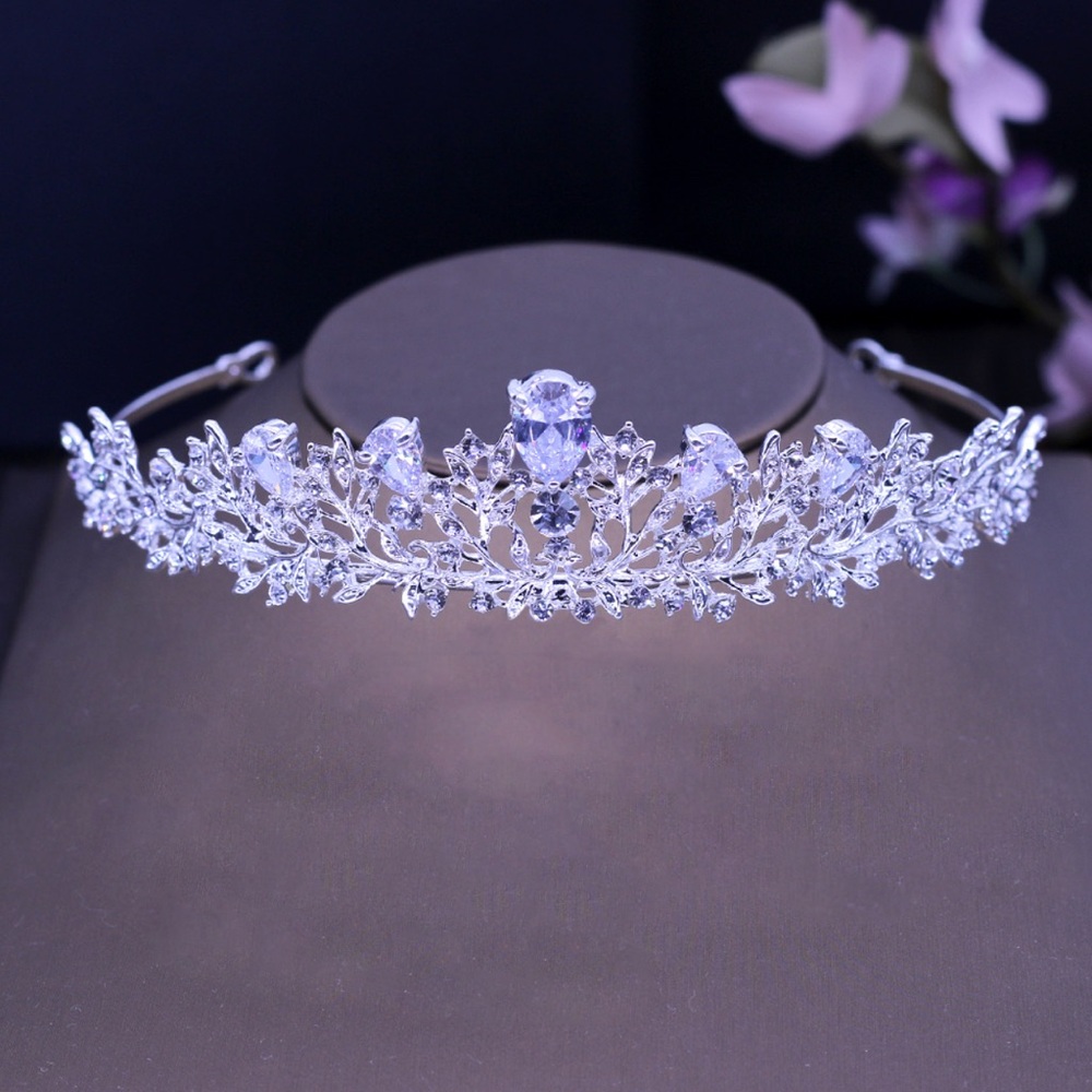Elegant Silver Tiara with Crystal Accents